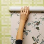 Як правильно і швидко поклеїти шпалери своїми руками